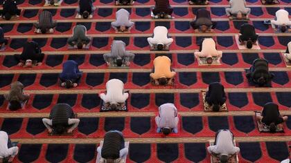 Los fieles en El Líbano mantienen el distanciamiento social en las oraciones del viernes en la mezquita de Al-Amin en Beirut. REUTERS/Mohamed Azakir