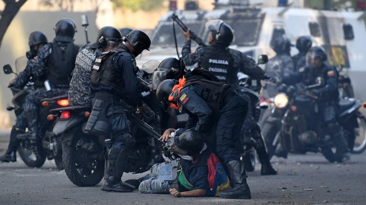 La Guardia Nacional Bolivariana reprime a manifestantes en una marcha en Venezuela (Foto de Federico Parra/ AFP)