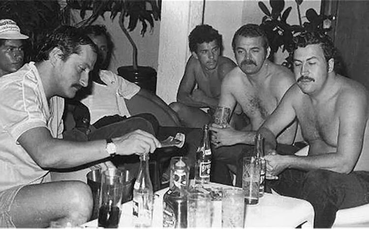 Pablo Escobar junto a sus sicarios del Cartel de Medellín en una de sus fiestas.