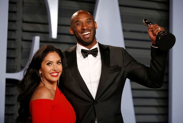 Kobe Bryant festeja el premio Oscar junto a su mujer, Vanessa (Foto: REUTERS/Danny Moloshok/File Photo)