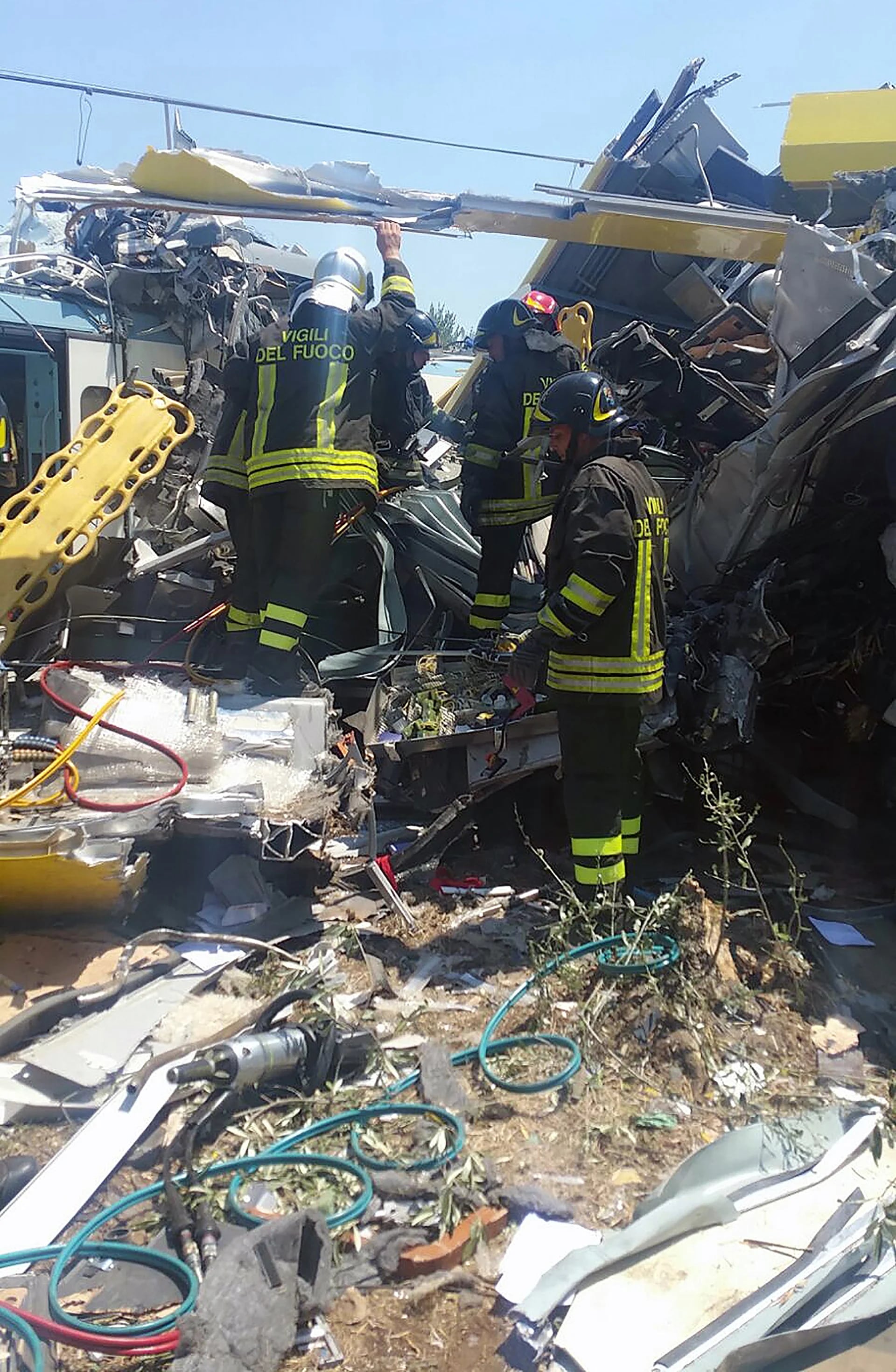 Un grupo de bomberos trata de rescatar a algún sobreviviente que haya quedado atrapado (AFP)