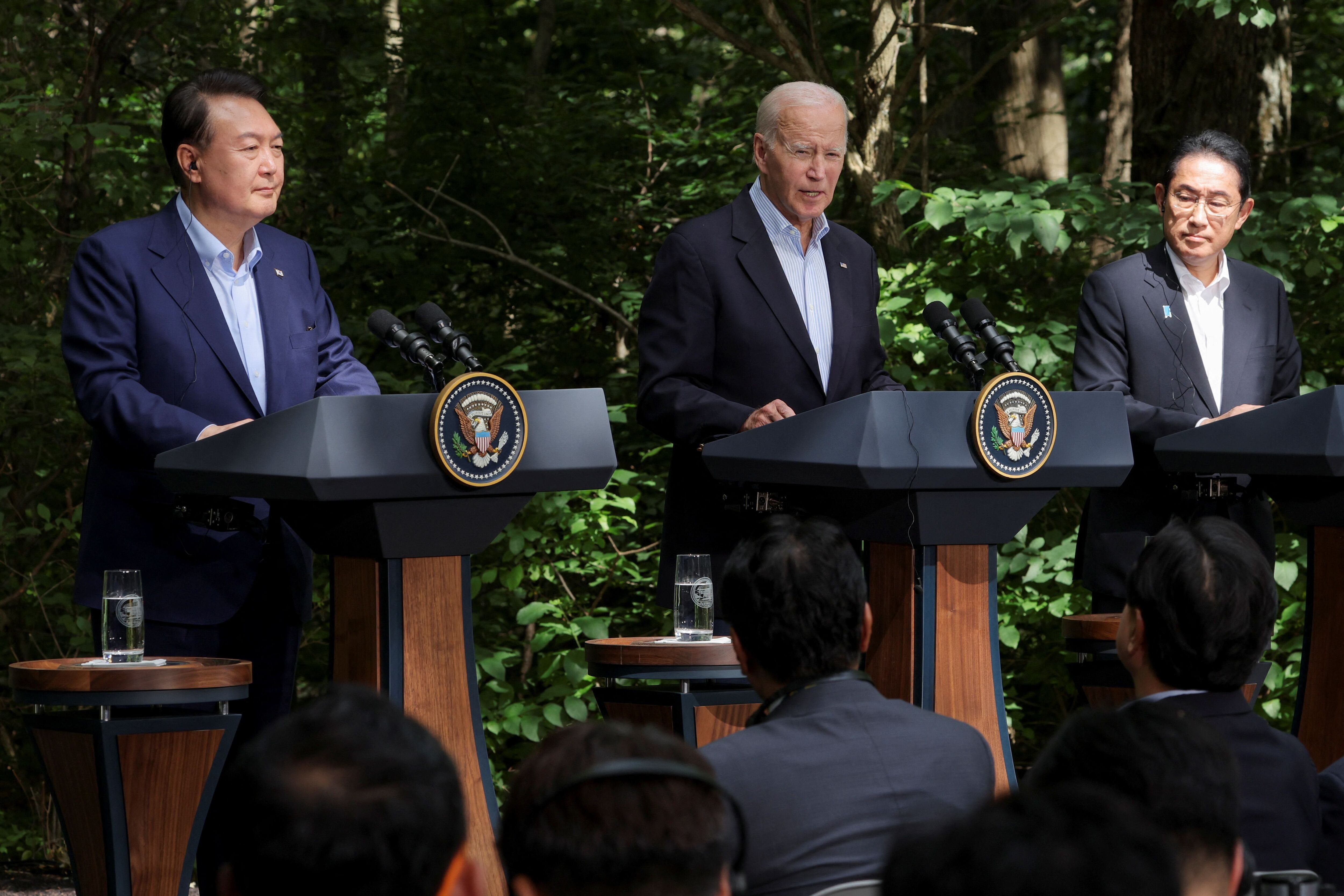 Joe Biden recibió la semana pasada en EEUU al líder surcoreano Yoon Suk Yeol y al primer ministro japonés Fumio Kishida (REUTERS/Jim Bourg)