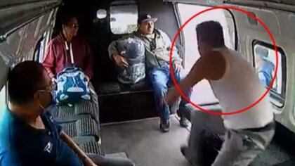 El "ladrón de la combi" fue golpeado por pasajeros hasta quedar inconsciente (Foto: Captura de pantalla)