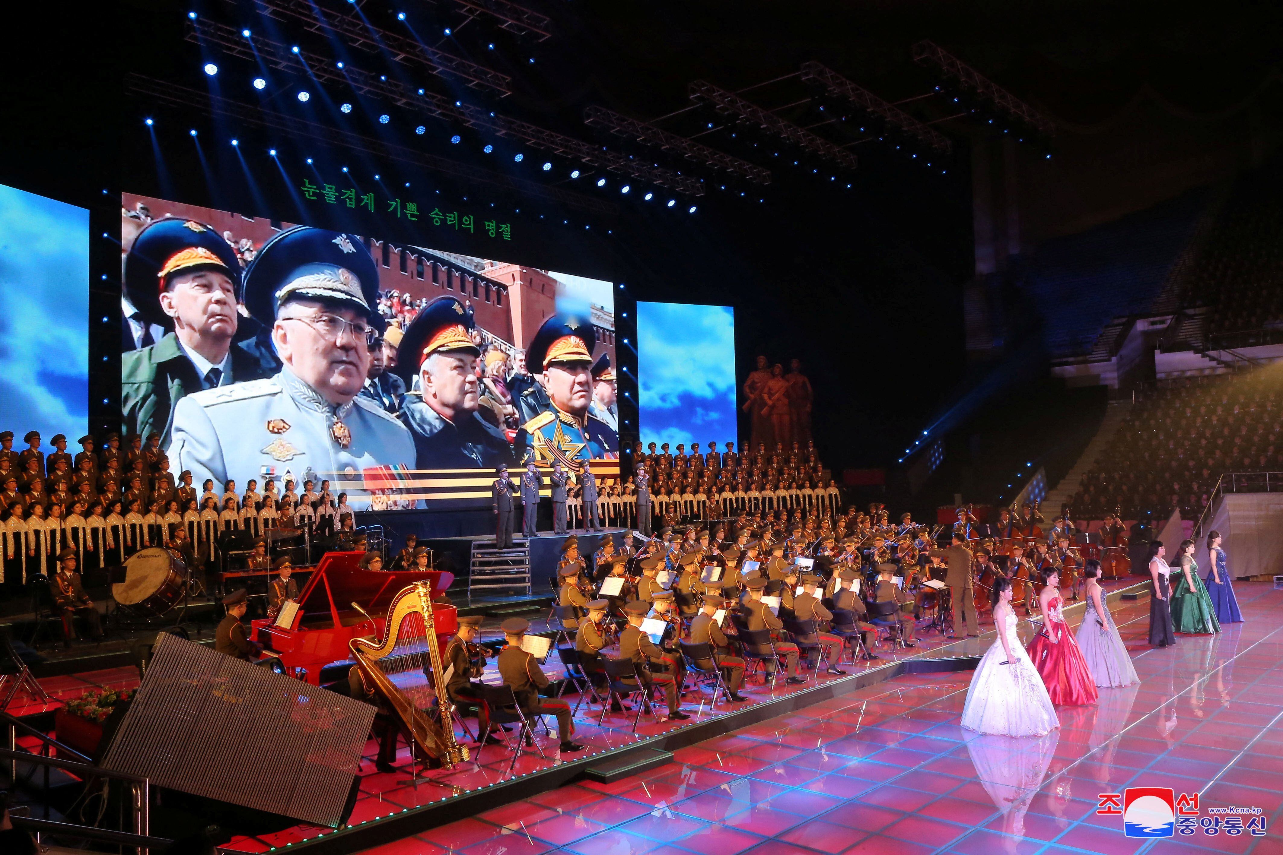 El show musical para los invitados (KCNA/Reuters)