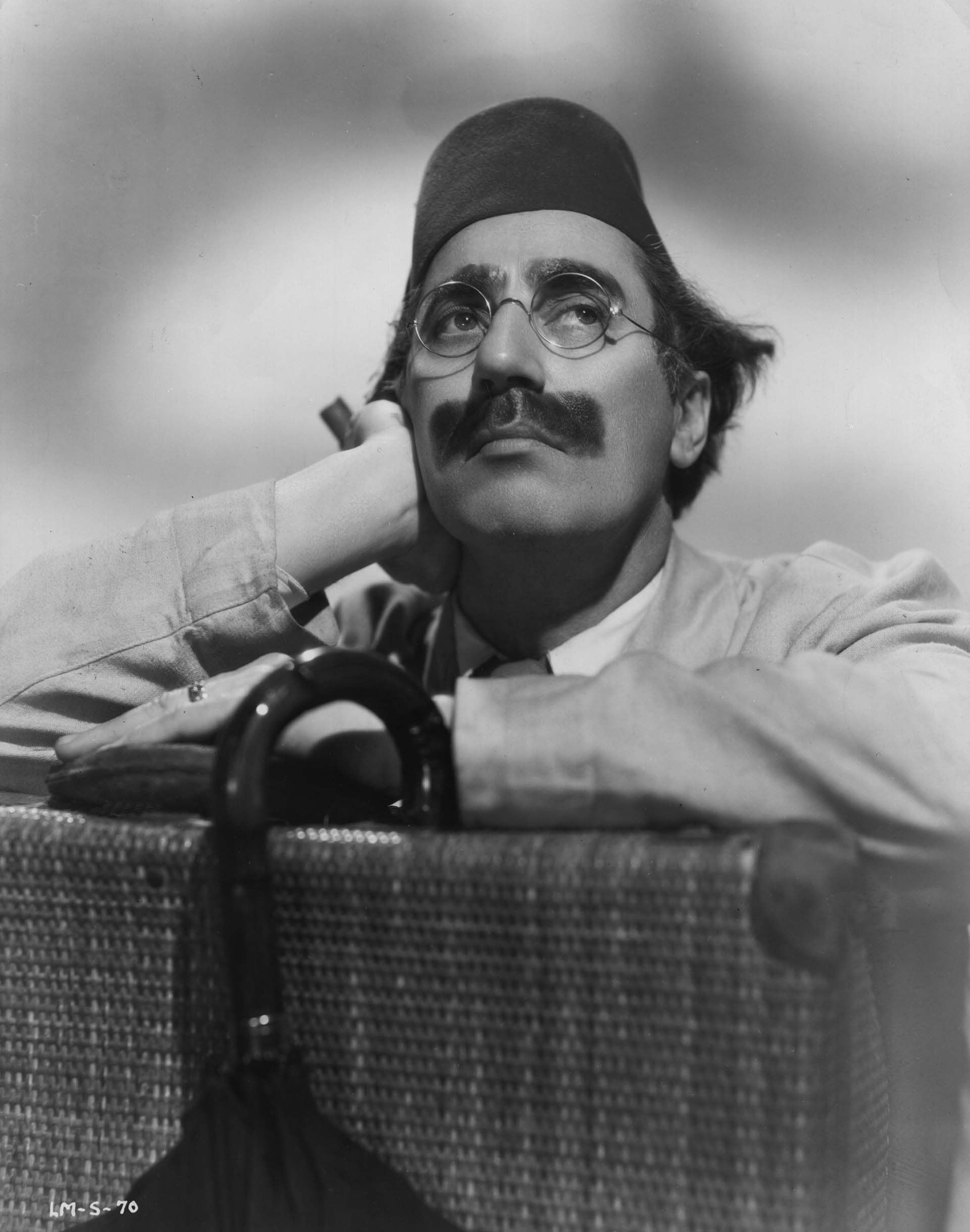  Julius 'Groucho' Marx en 1935, con un fez, para su rol en "Una noche en Casablanca" (Photo by Hulton Archive/Getty Images)