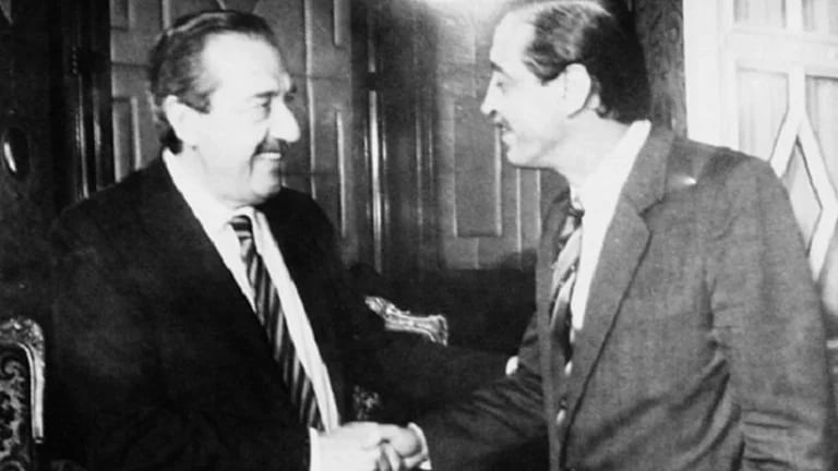  Julio Strassera y el presidente Raúl Alfonsín se reunieron antes del comienzo de las audiencias a pedido del fiscal. El 