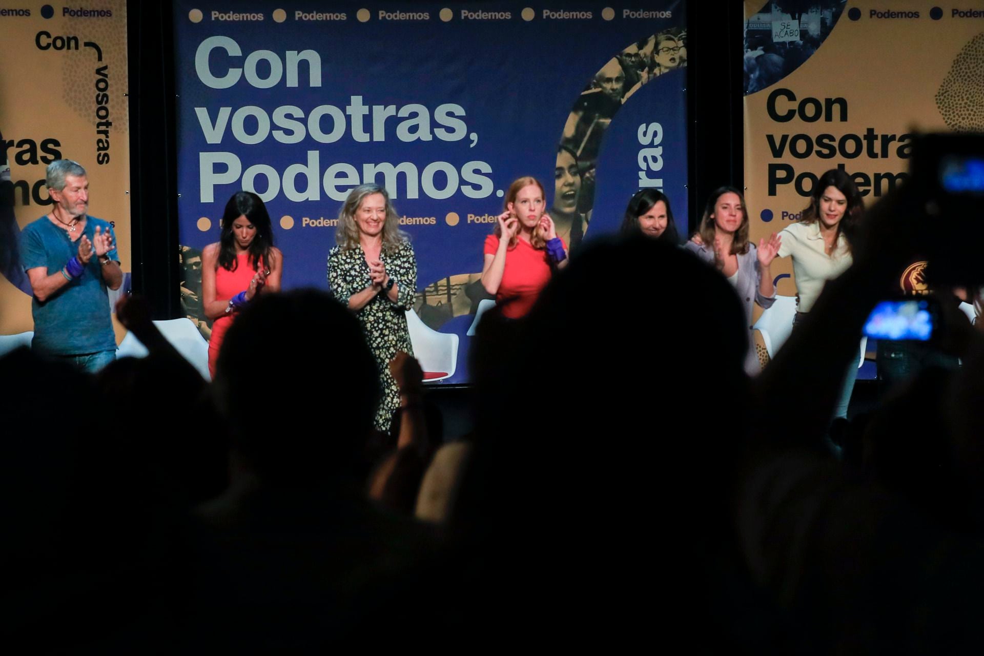 The leader of Podemos and acting Minister of Social Rights, Ione Belarra (3d), brings together the militancy this Saturday in an event together with the head of Equality, Irene Montero (2d), and other party leaders such as Lilith Verstrynge (c ) or Isa Serra (d).  EFE/ Fernando Alvarado