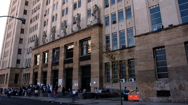 Frente de la Facultad de Medicina de la UBA