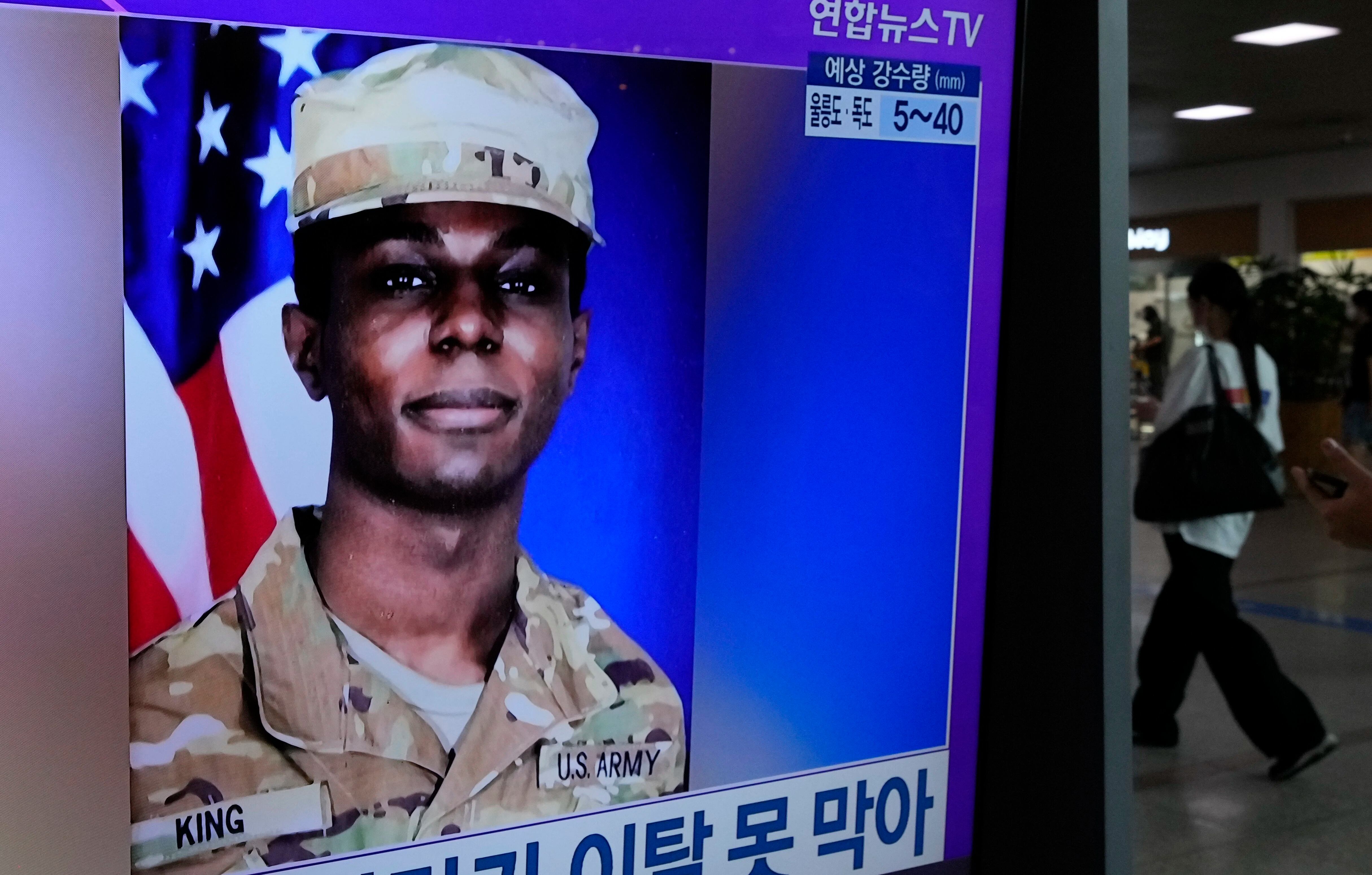 Uno schermo televisivo mostra una foto d'archivio del soldato americano Travis King durante un programma di notizie in una stazione ferroviaria di Seoul, lunedì 24 luglio 2023, a Seoul, in Corea del Sud.  (AP Photo/Ahn Young Joon)