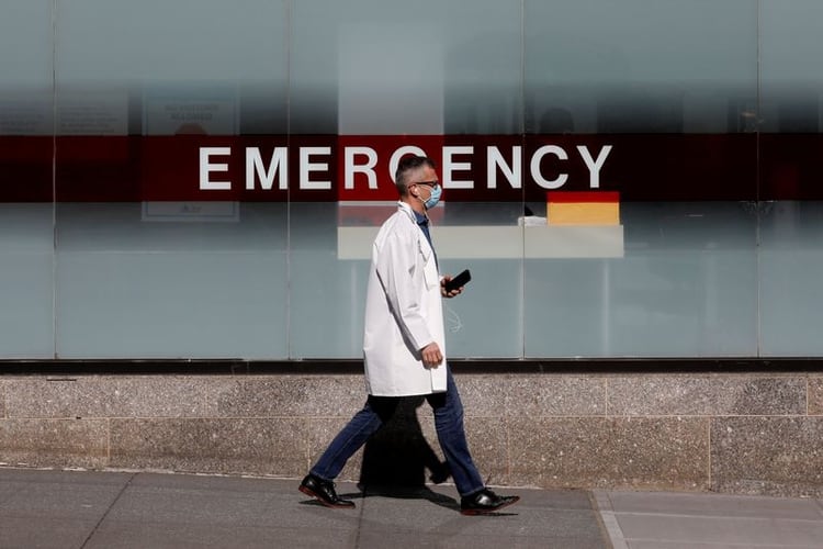 Imagen de archivo de un médico utilizando mascarilla mientras camina fuera del hospital Mount Sinai en Nueva York, EEUU [Abril 1, 2020] (Reuters/ Brendan Mcdermid)
