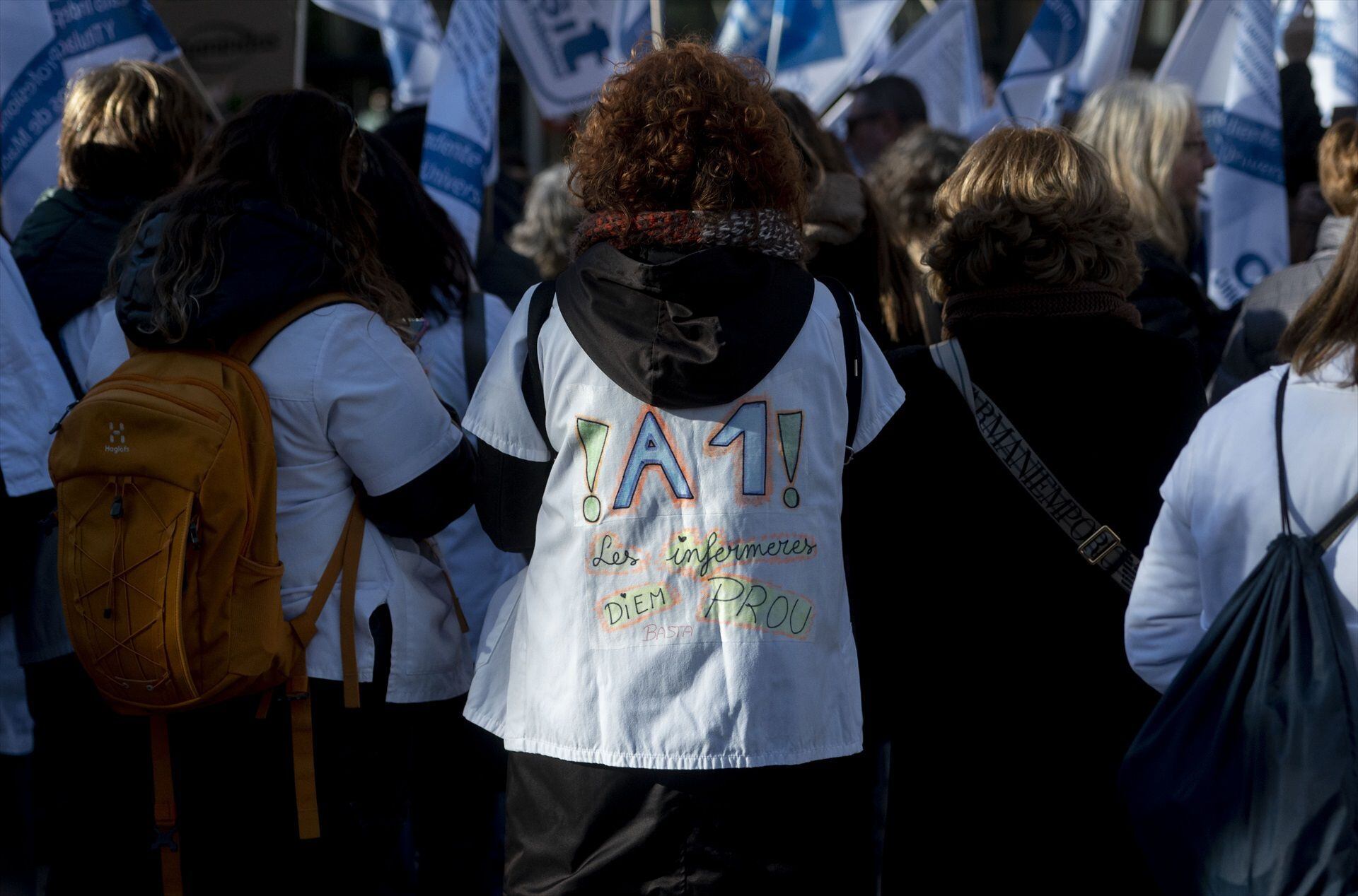 Vista de una camiseta por detrás de una enfermera del Sindicat d'Infermeres de Catalunya durante una concentración ante el Ministerio de Sanidad, a 2 de febrero de 2024, en Madrid (España). (Alberto Ortega / Europa Press)