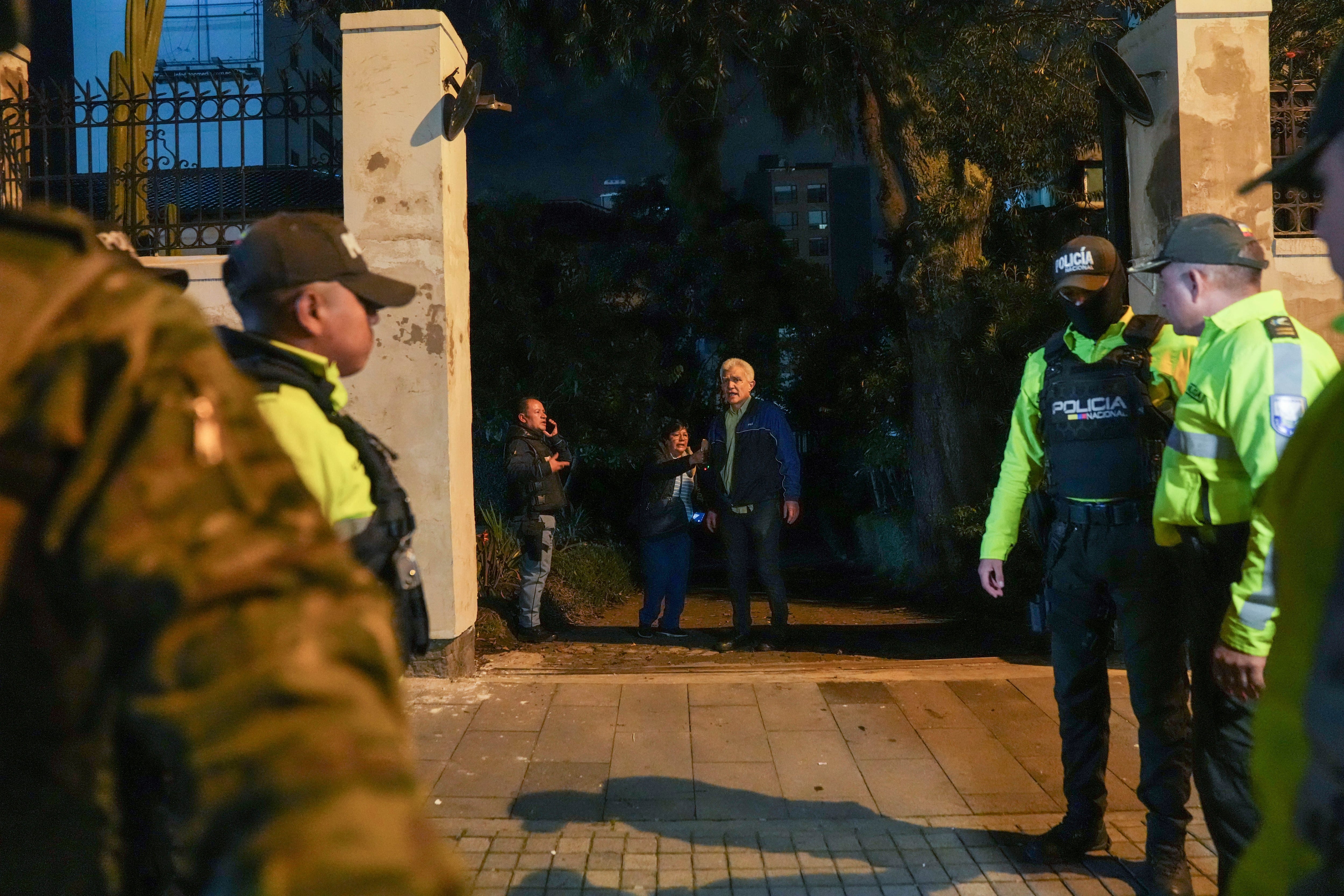 Imágenes de medios locales mostraron el ingreso de uniformados a la legación, ubicada en el norte de Quito, y que estaba resguardada en la parte externa por policías y militares. (AP Foto/Dolores Ochoa)