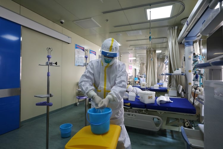Así desinfectan los hospitales de Wuhan, epicentro del coronavirus