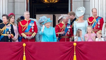 La reina, sus hijos y nietos en el balcón del palacio de Buckingham, Andrés siempre a su lado (Shutterstock)