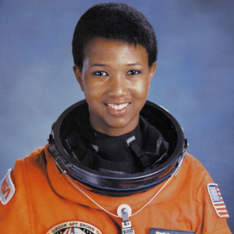 Mae Jemison es una ingeniera, física y astronauta de la NASA. Fue la primera mujer afroamericana en viajar al espacio.
