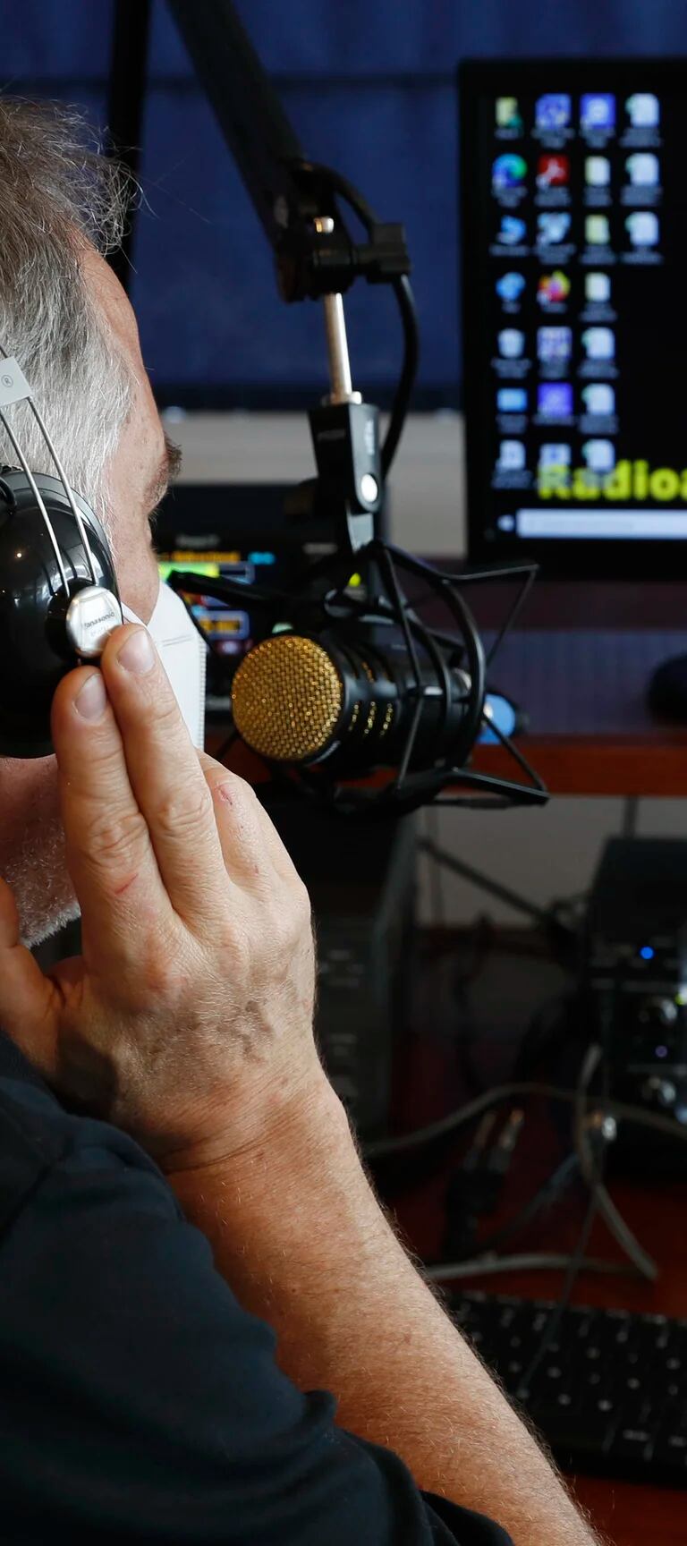 Los radioaficionados, desde su cuarto para el mundo en días de confinamiento
