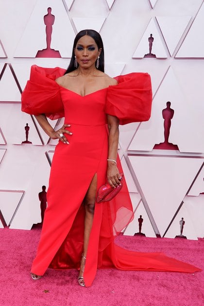 Angela Bassett - "Con voluminosas mangas y gran abertura en la falda y uno de los colores más elegidos para hoy. Me pareció  correcta pero no me fascinó", opinó Gurmandi. Para Dinar, "el vestido colorado es un vestido recto con tajo escote corazón con mangas Balún en colorado que fueron tendencias blanco colorado, dorado en general y cola generalmente todos los diseñadores combinaron texturas"