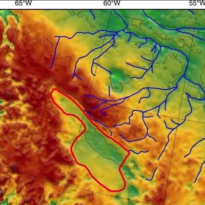 Utilizando instrumentos geofísicos, los científicos han trazado un mapa de una enorme cuenca lacustre antigua bajo el hielo en Groenlandia. El área aparece delimitada en rojo. Y en azul corrientes tributarias.
POLITICA INVESTIGACIÓN Y TECNOLOGÍA
PAXMAN ET AL., EPSL, 2020

