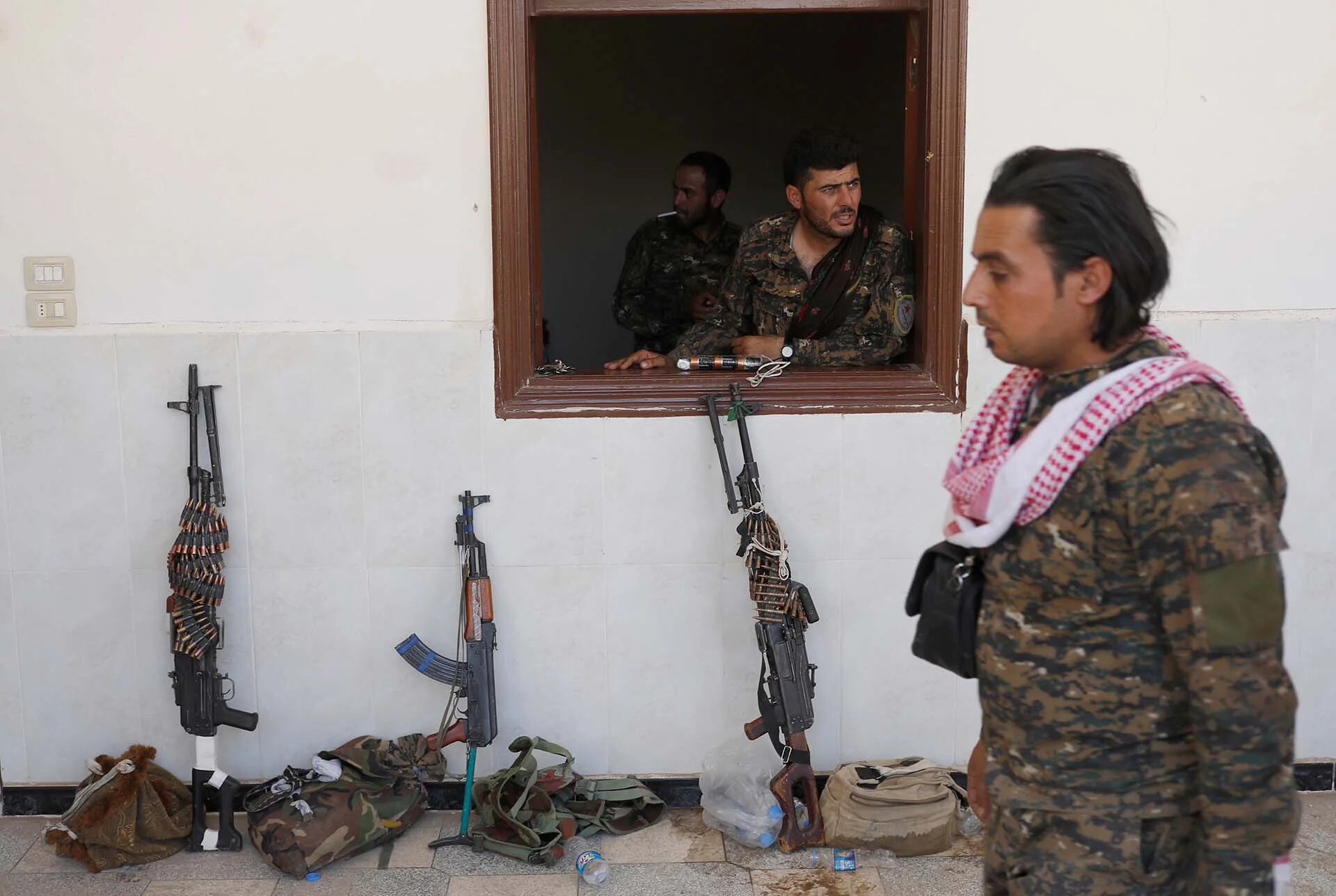 Combatientes kurdos se preparan para los combates contra ISIS en Raqqa, Siria (REUTERS)