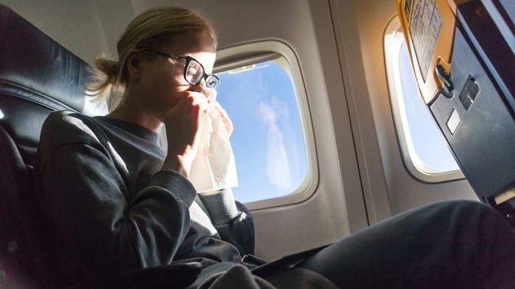 Según un estudio, lo recomendable no es viajar cerca de personas que estén resfriadas(Shutterstock)