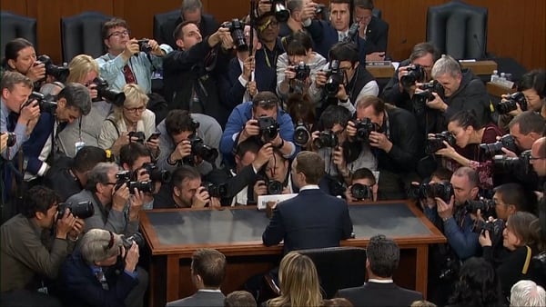 Decenas de reporteros grÃ¡ficos le toman fotos a Mark Zuckerberg durante su audiencia en el Senado de los Estados Unidos