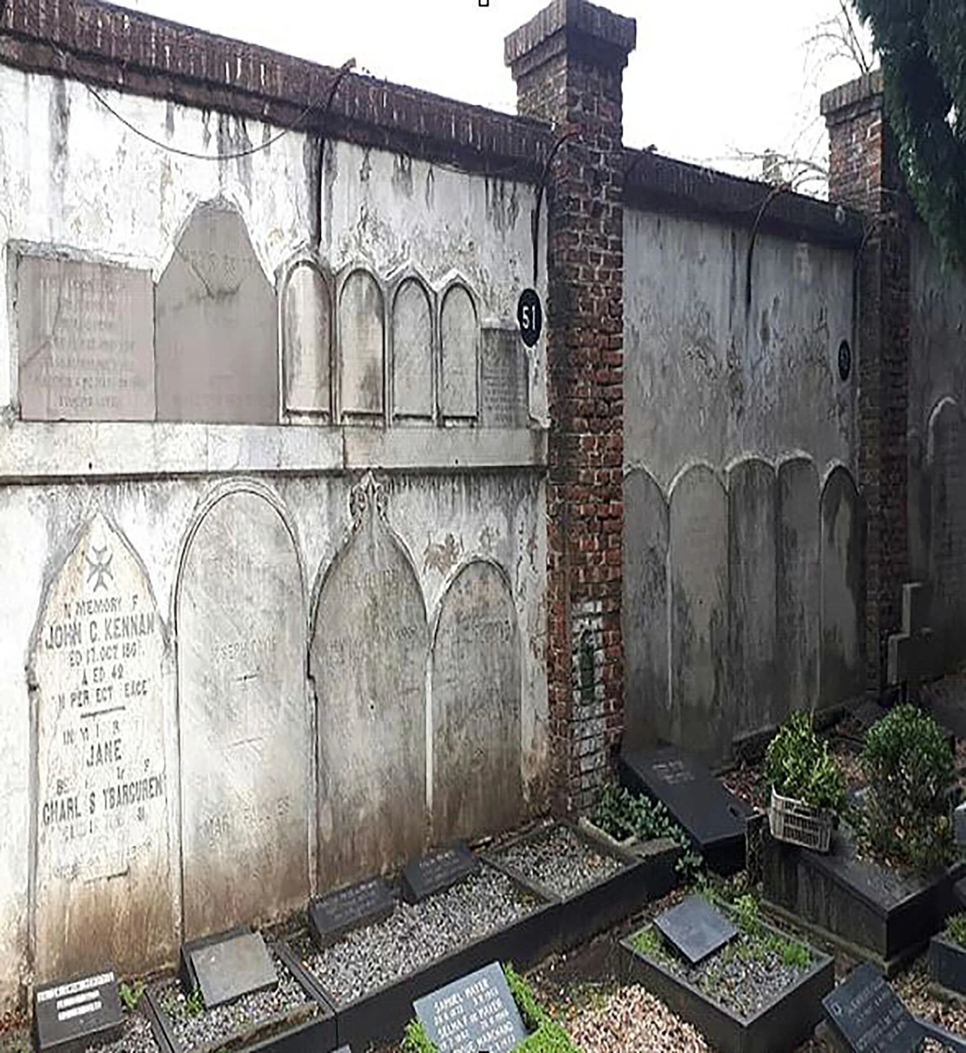 Lapidas del Antiguo cementerio de “Victoria” hoy en el cementerio Británico.