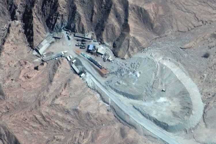 Una foto satelital tomada el 29 de marzo del sitio de prueba nuclear chino en Lop Nur. Un camión de cemento está cerca de la entrada del túnel y hay montones de tierra en la pila de botín. (FOTO: MAXAR TECHNOLOGIES)