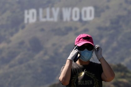 Persona con mascarilla frente al letrero de Hollywood, Parque Griffith en Los Ángeles, EEUU, 9 mayo 2020.
REUTERS/Patrick T. Fallon