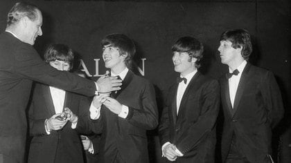 El duque de Edimburgo con Ringo Starr, George Harrison, John Lennon y Paul Mccartney en 1964 durante los Carl Alan Awards