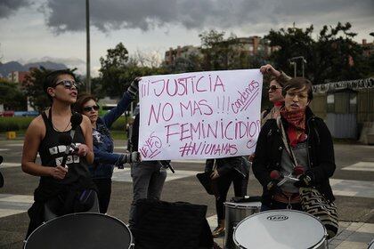 Imagen de referencia de manifestantes en contra el feminicidio en Colombia.