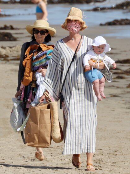 Katy Perry llevó a su hija, Daisy Dove -fruto de su relación con Orlando Bloom- a las playas de Santa Bárbara, California. La actriz protegió a la pequeña del sol con un gorro en su cabeza (Fotos: The Grosby Group)