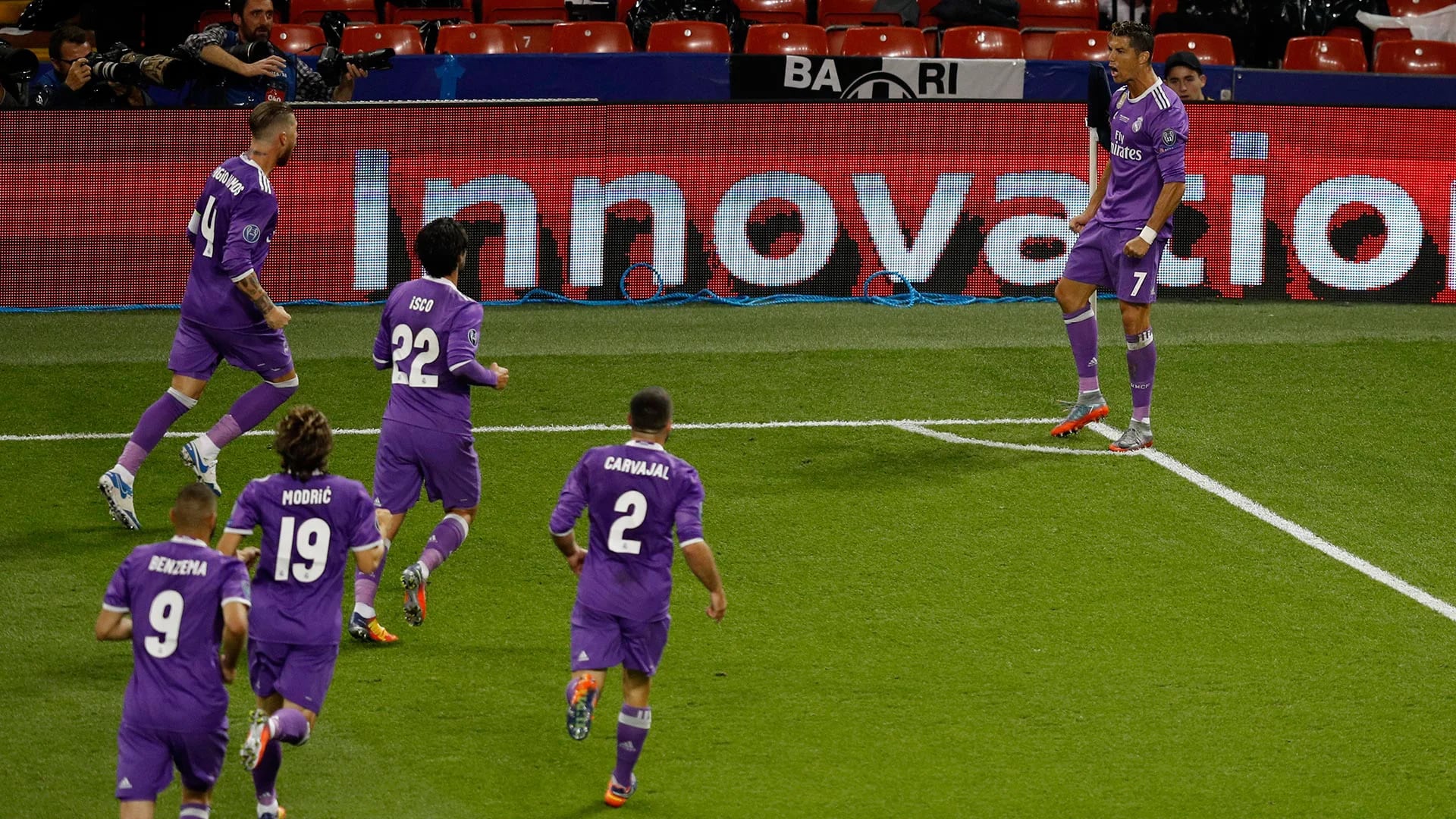 Cristiano Ronaldo celebra la apertura del marcador con sus compañeros (Reuters)