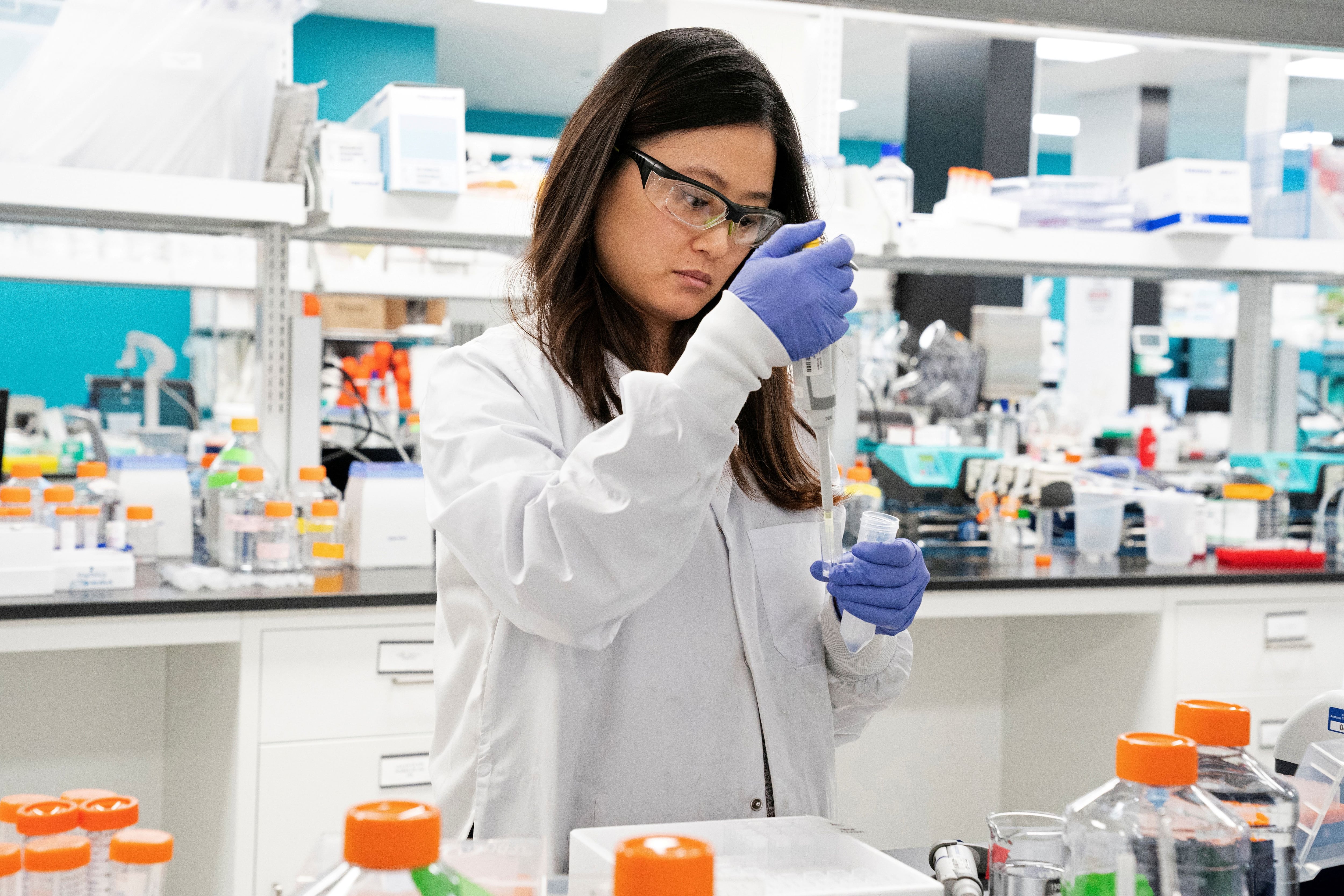 La investigadora Marion Hong analiza el ARN del coronavirus en el laboratorio Arcturus Therapeutics, en San Diego, California, U.S. REUTERS/Bing Guan