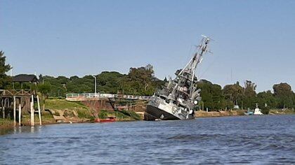 El Irigoyen peligrosamente escorado en el muelle de San Pedro