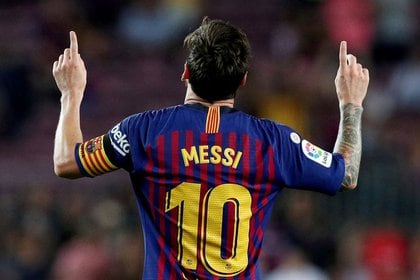La imagen que se ha convertido en un clásico de Messi: saludo al cielo después de cada gol (REUTERS / Albert Gea)