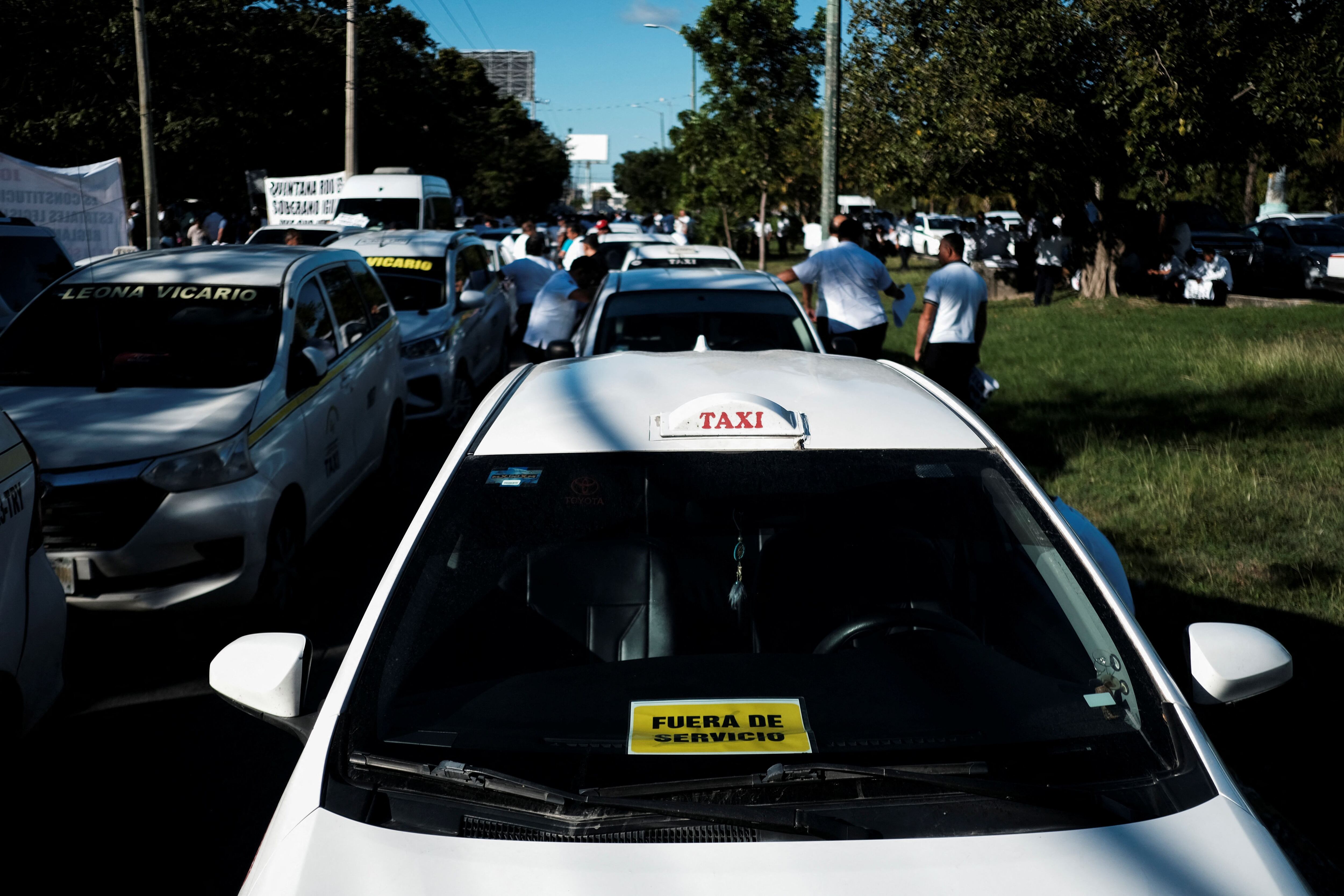 Pese a que existen tarifas establecidas por el gobierno del estado, estos transportistas continúan haciendo cobros excesivos a los usuarios. REUTERS/Paola Chiomante
