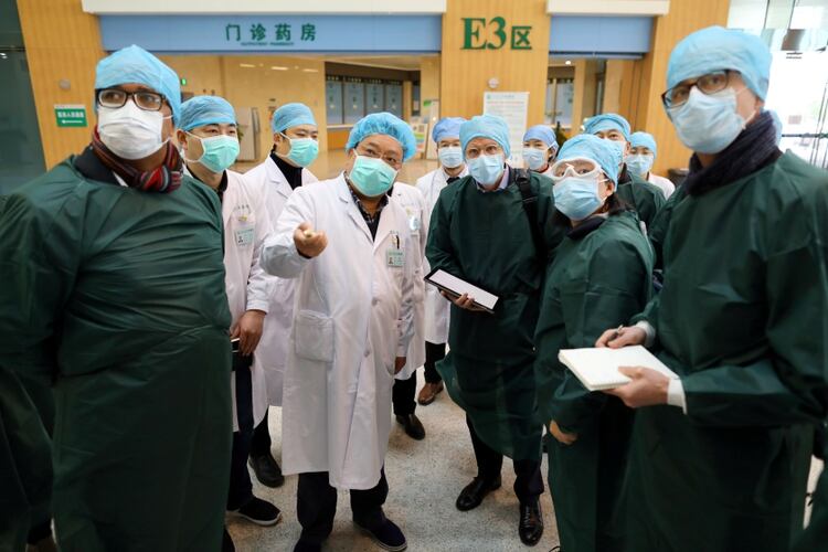 Expertos de la OMS visitan un hospital de Wuhan (Reuters)