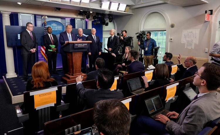 El Presidente Trump se ha reunido con su gabinete para declarar las medidas a tomar ante la emergencia nacional Foto: REUTERS/Joshua Roberts