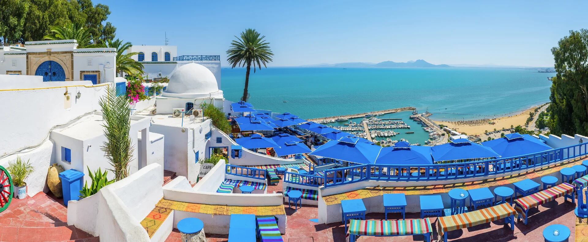 Sidi Bou Said se ubica cerca de Tunis, Túnez. Con paisajes del mar Mediterráneo, el pueblo está inspirado en el famoso artista Paul Klee, además, las calles están repletas de cafés, bares y arte (Istock)