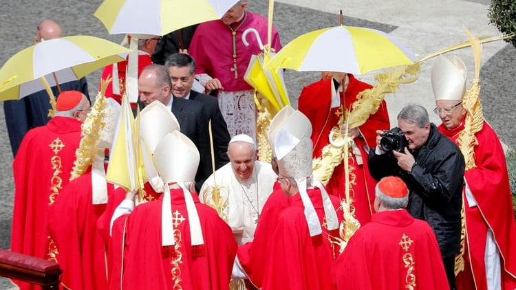 Francisco saluda a los cardenales al final de la misa (REUTERS/Remo Casilli)