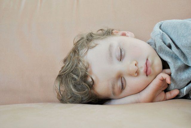 Estrategias para padres, introduciendo técnicas de relajación y respiración profunda antes de dormir para prevenir pesadillas en los niños. FLICKR/NNELUMBA 