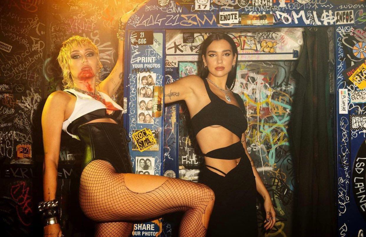 Miley Cyrus y Dua Lipa en el set de Prisoner en 2020 Foto: Twitter @mileyworld