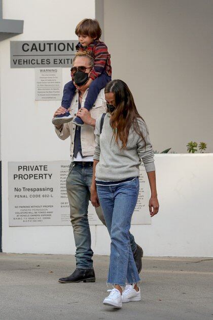 Paseo en familia. Zoe Saldana y Marco Perego fueron vistos caminando junto a su hijo por las calles de Beverly Hills, California. Intentaron mantener un bajo perfil y buscaron pasar desapercibidos (Fotos: The Grosby Group)