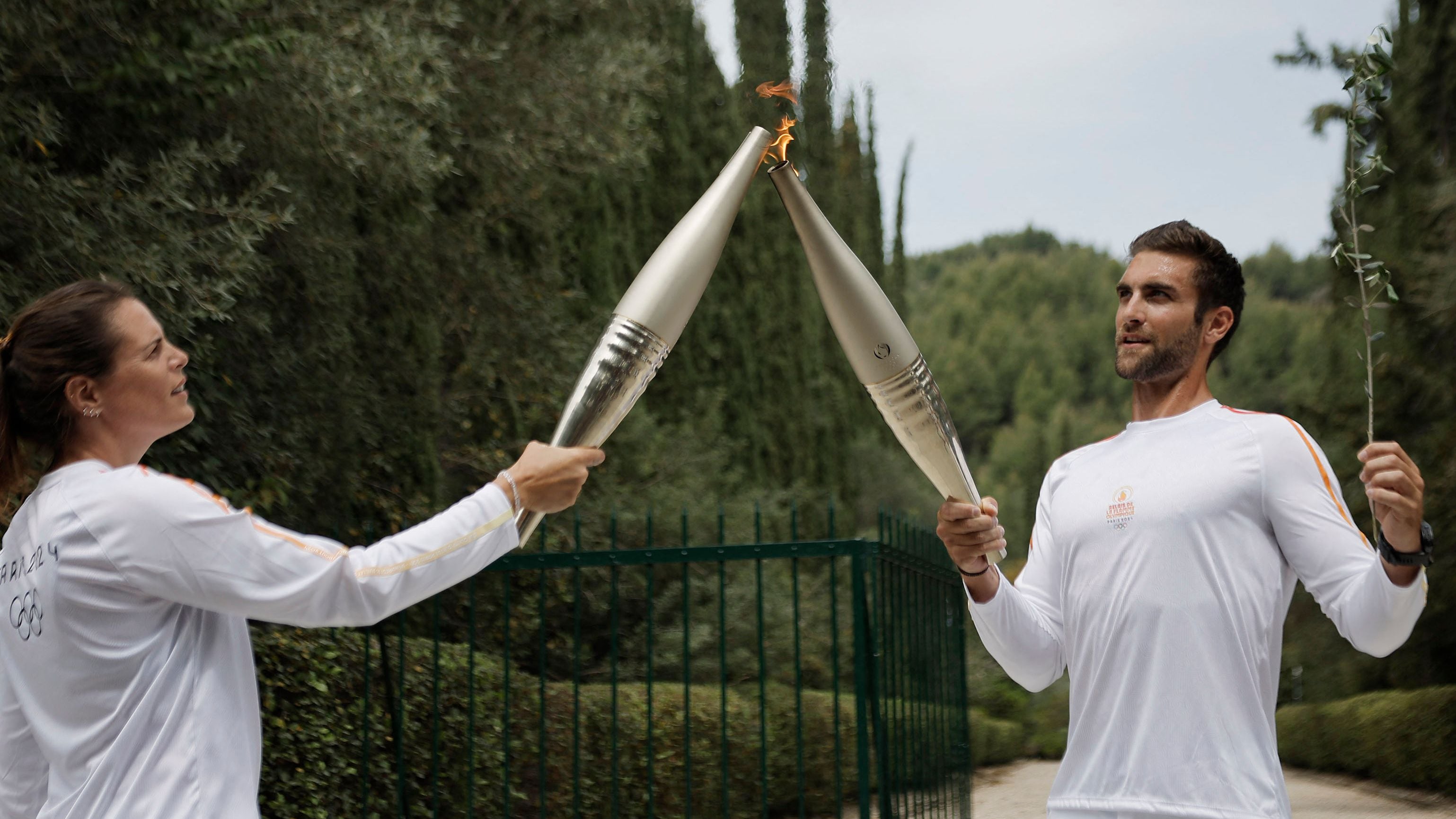 Stefanos Ntouskos y Laure Manaudou, los primeros dos relevistas de la antorcha olímpica