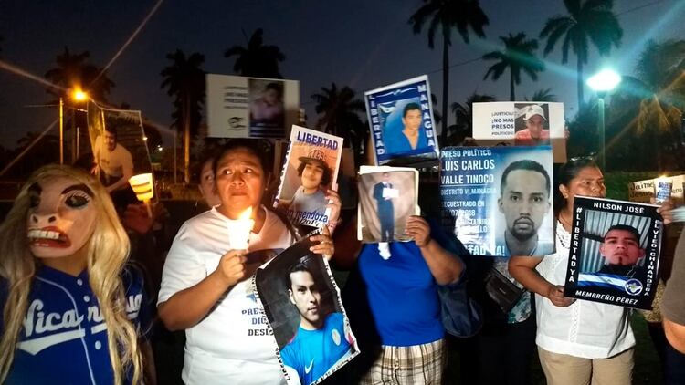 Los familiares han realizado huelgas y apariciones relámpago para demandar la liberación de los presos políticos. Se sienten solos en esa lucha que antes convocaba a toda la oposición en Nicaragua. (Cortesía La Prensa)