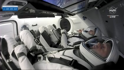 El astronauta de la ESA Thomas Pesquet de Francia, los astronautas de la NASA Shane Kimbrough y Megan McArthur, y el astronauta de JAXA Akihiko Hoshide de Japón esperan el lanzamiento de su misión comercial de la NASA a la Estación Espacial Internacional, dentro de la cápsula Crew Dragon del cohete SpaceX Falcon 9 en Kennedy. Space Center en Cabo Cañaveral, Florida, EE. UU., 23 de abril de 2021 en una imagen fija del video. NASA TV vía REUTERS