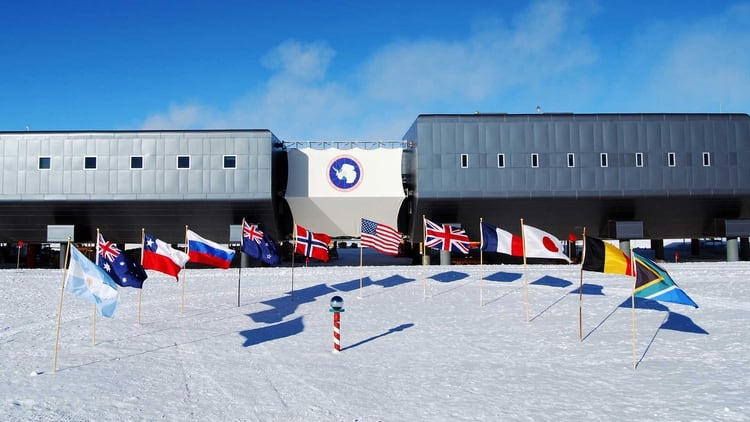 South Pole Station (EE. UU.): La esfera plateada marca el Polo Sur, y las 12 banderas representan los paÃ­ses signatarios originales del Tratado AntÃ¡rtico. Foto: Gentileza Carlos Flesia.