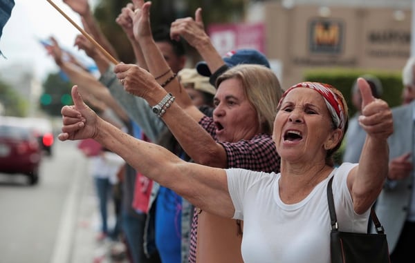 Cubanos en Miami mienstras celebran la muerte de Fidel Castro (REUTERS/Javier Galeano)