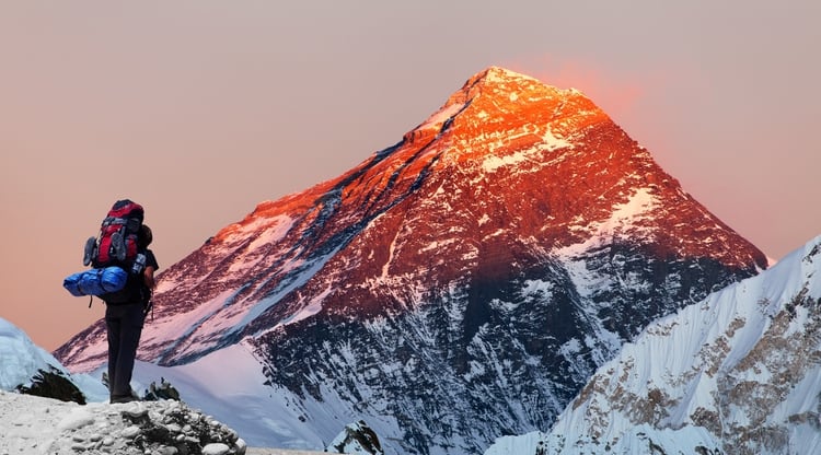 La cumbre más alta de la Tierra, el Monte Everest, se extiende en el cielo sobre la frontera de Nepal y China. Ascender a este gigantesco pico del Himalaya es una hazaña impresionante que pocos intentaron y aún menos lograron
