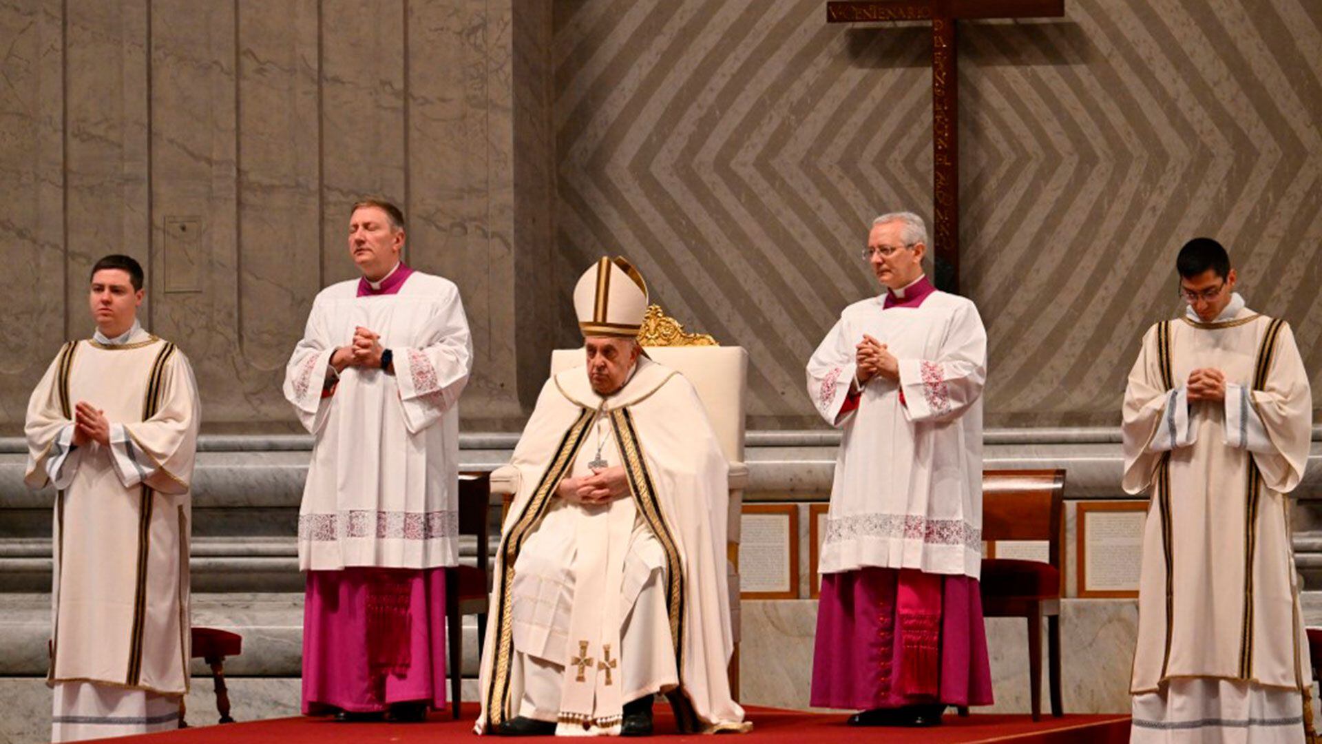 El papa pidió a los sacerdotes liberarse de egoísmos y ambiciones y llorar por los demás